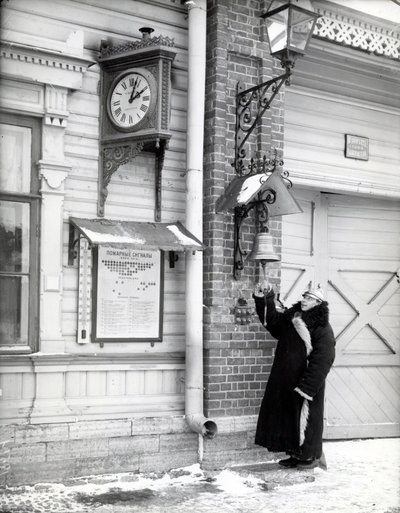 Brandweerman, St. Petersburg, begin 1900 door Russian Photographer